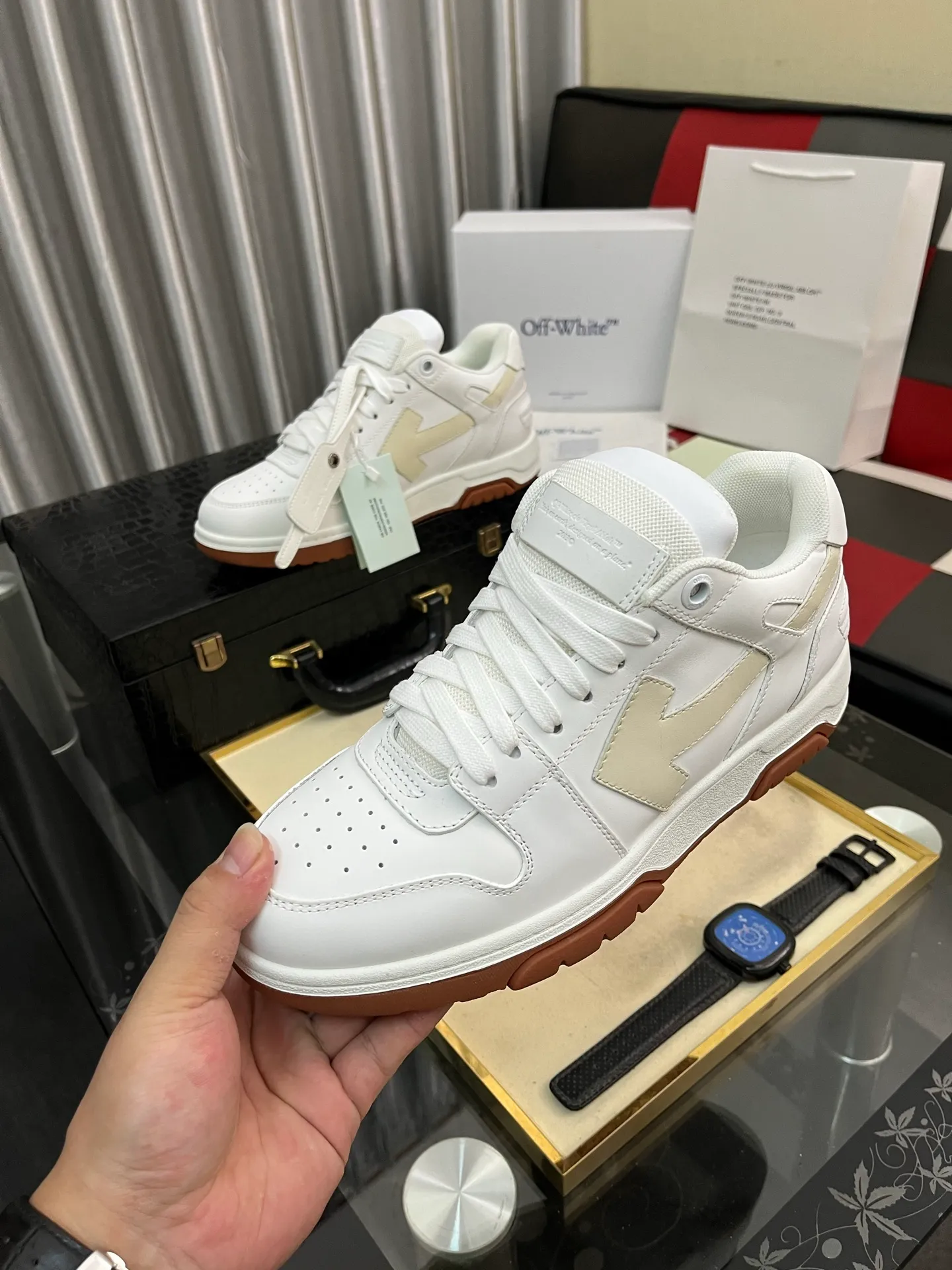 Men's shoes 💰600⌚️⌚️ OFF-White C/O VirGil Abloh fashionable and versatile casual shoes. Exclusive first release of the new model. Made of environmentally friendly cowhide leather and mesh fabric upper material. The insole is embedded with foam cushioning EVA material. The correct midsole is equipped with EVA lightweight cushioning. External tooth nail rubber outsole. The correct accessories can be customized simultaneously. Women's model: 35-40 Men's model: 39-45